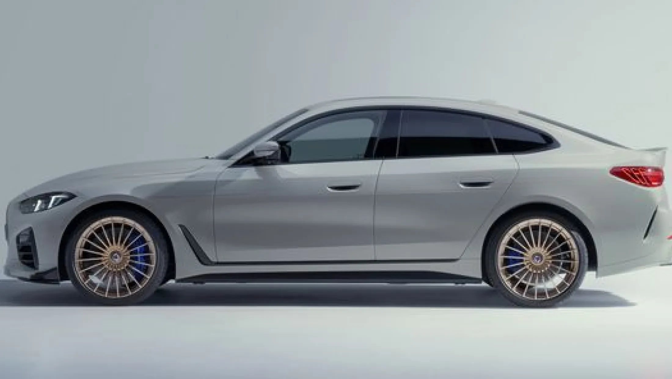 Zijaanzicht van de ALPINA B4 GT